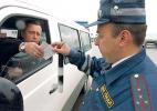 Водителям начали выдавать новые удостоверения